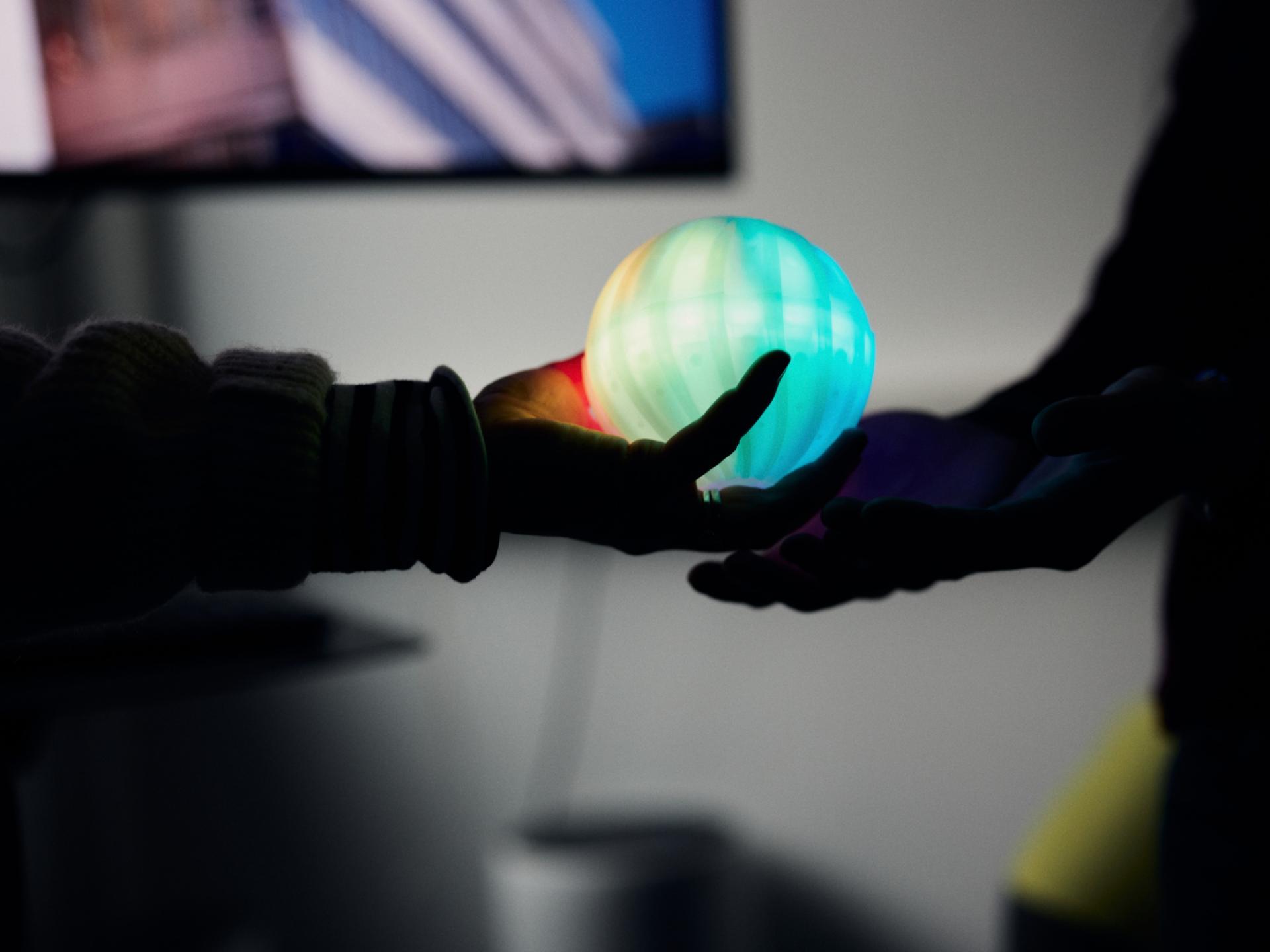 Person hält den Ball in der Hand