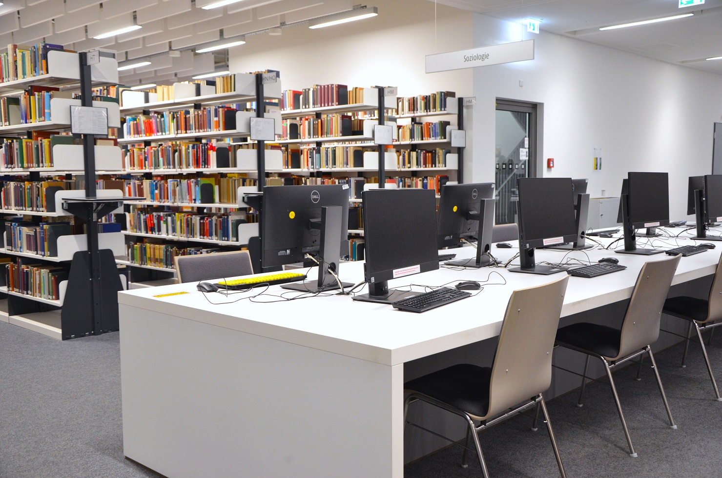 Insel mit PC-Arbeitsplätzen