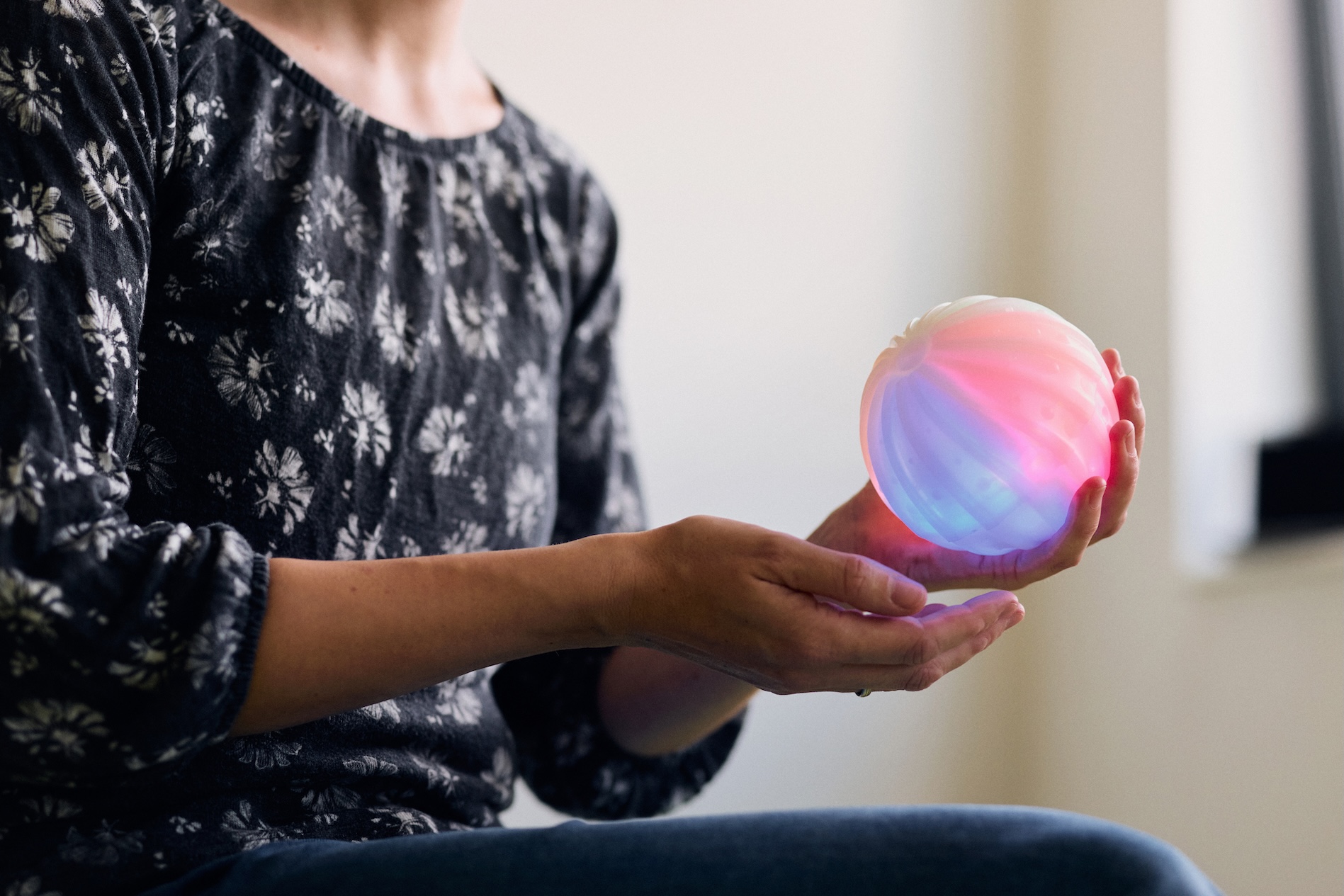 Forschende mit Therapieball