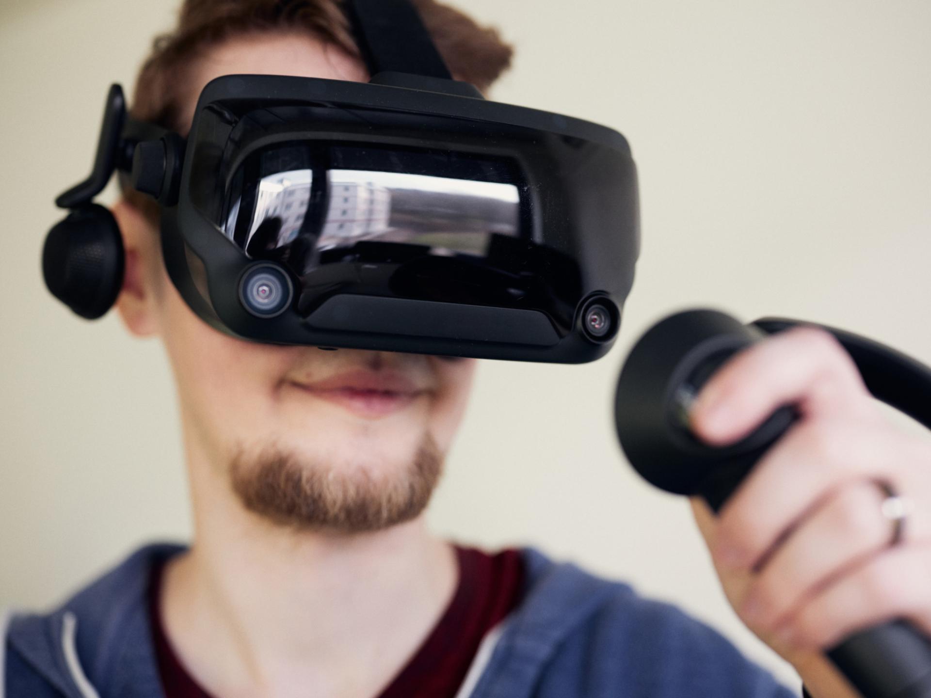 Forschender mit Valve Index
