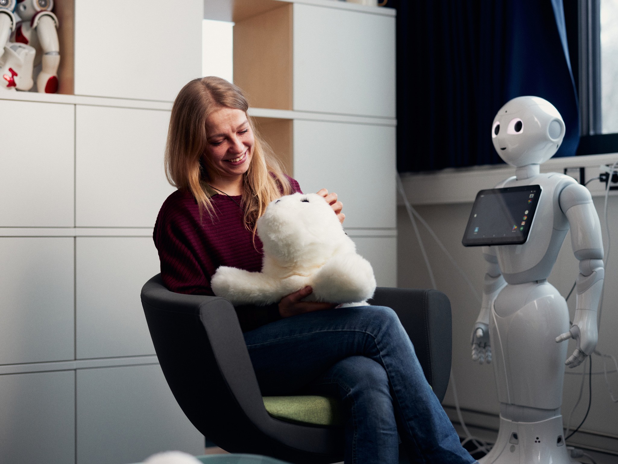 Forschende mit Roboterrobbe
