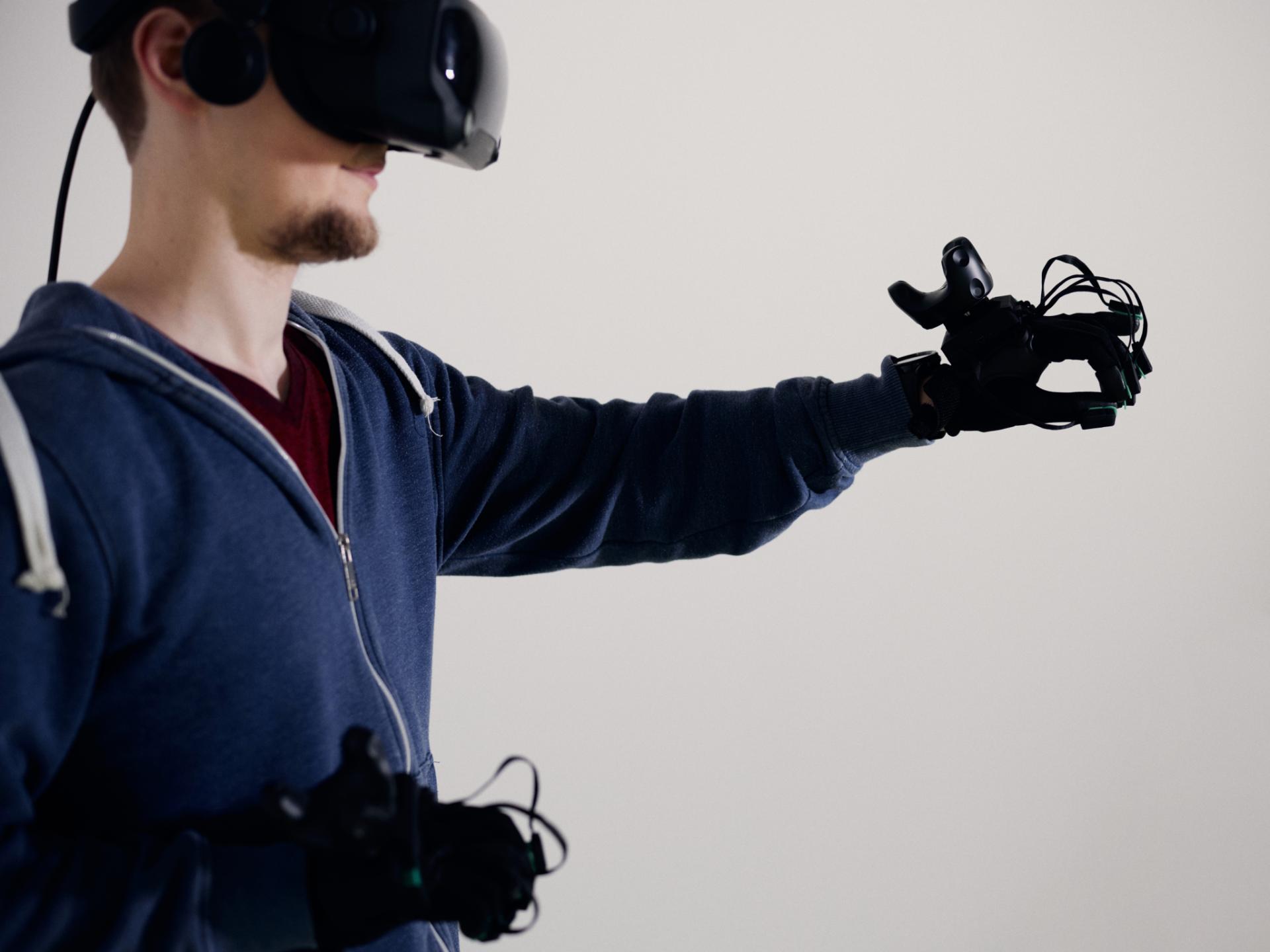 Forschender nutzt die Handschuhe gemeinsam mit einer VR-Brille