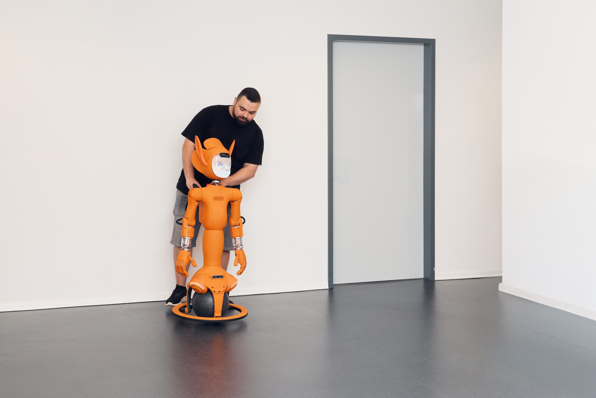 Miroka mit einem Forscher