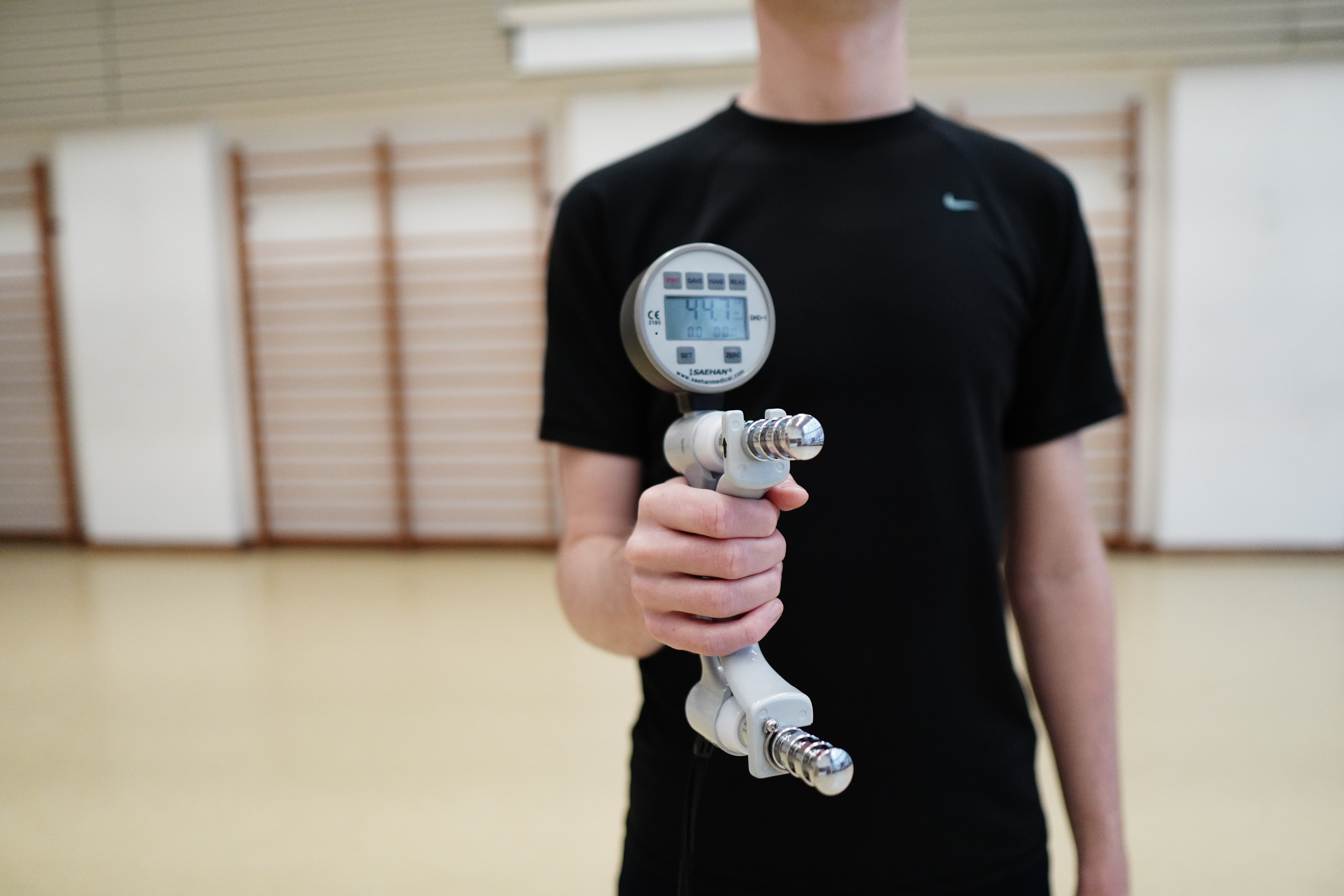 Hände halten mathematisches Modell