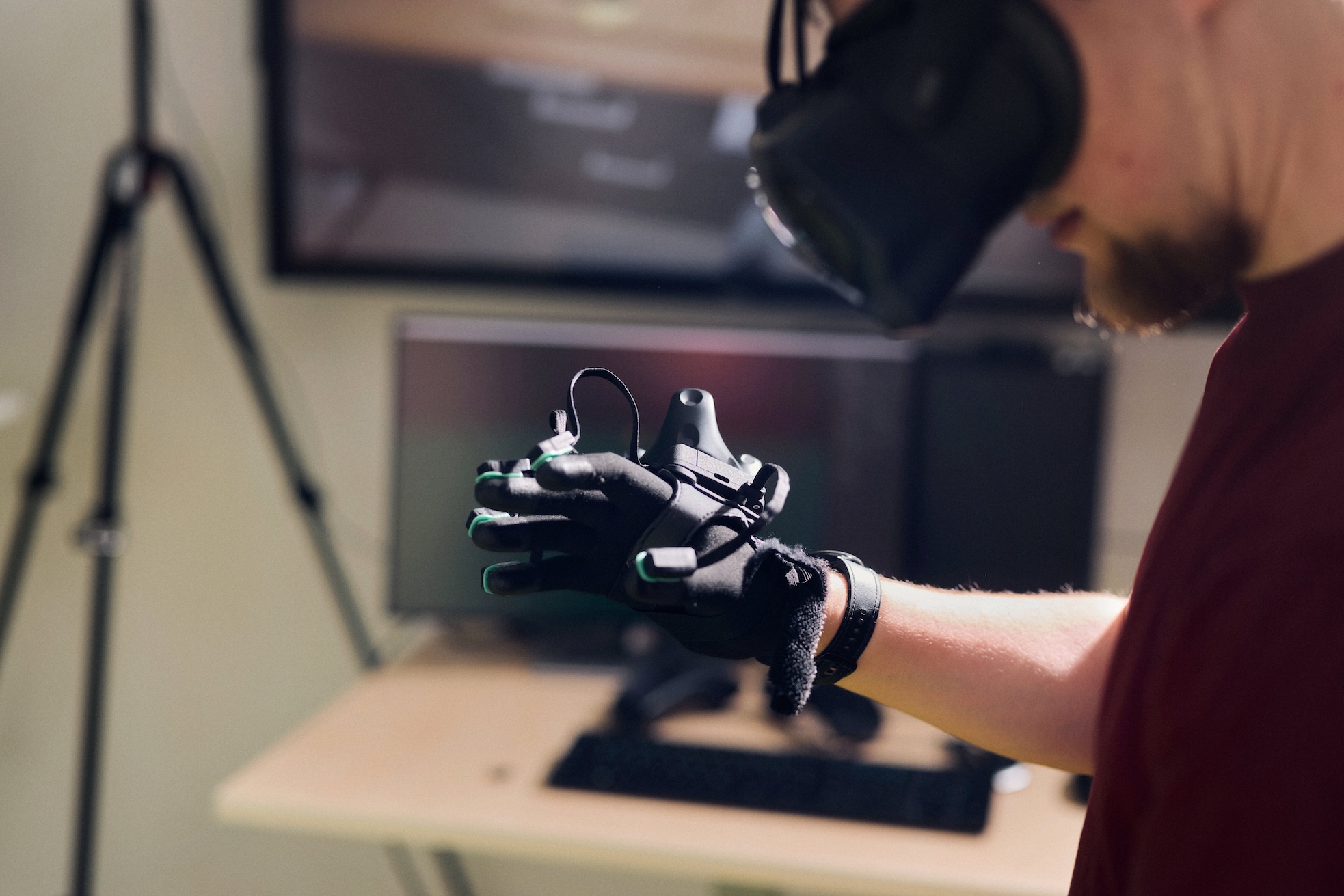 Nahaufnahme eines Forschender, der die Valve Index nutzt