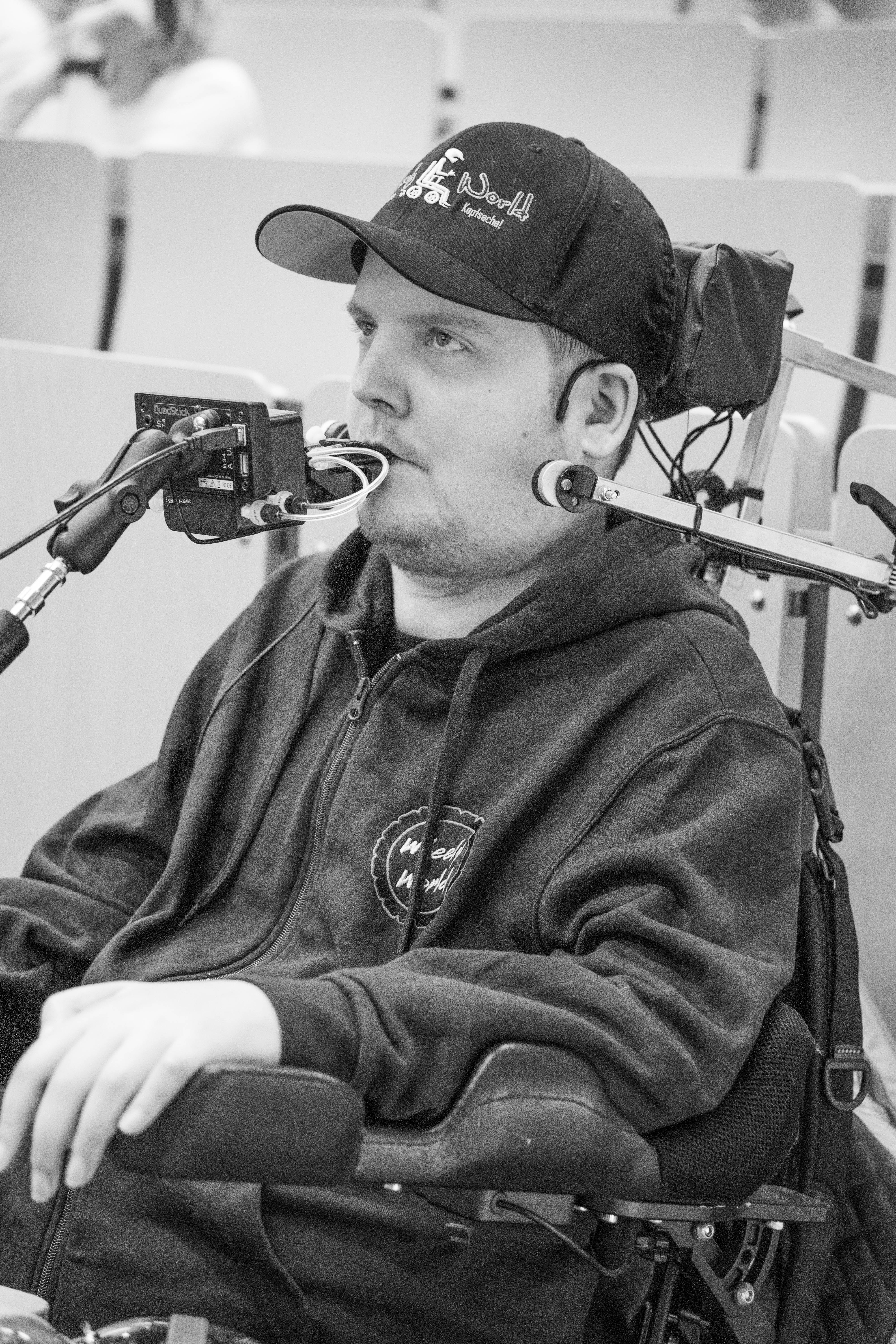 Dennis Winkens bedient den QuadStick mit dem Mund schwarz-weiß Bild