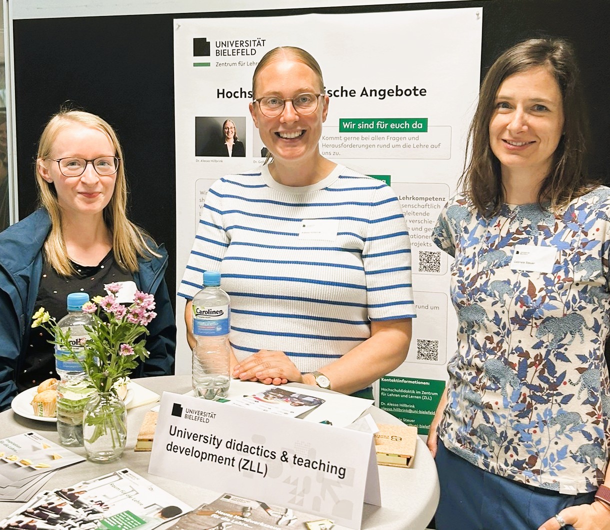 Halbnahe Ansicht vom ZLL Stand mit drei Vertretern.