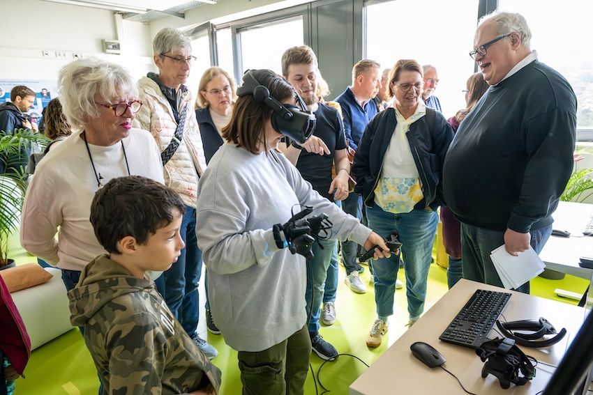 Besucher*innen entdecken die Technik