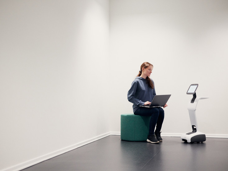 Eine Forscherin arbeitet mit temi
