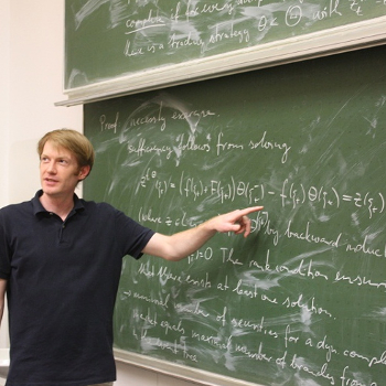 Jan-Henrik Steg hält eine Vorlesung