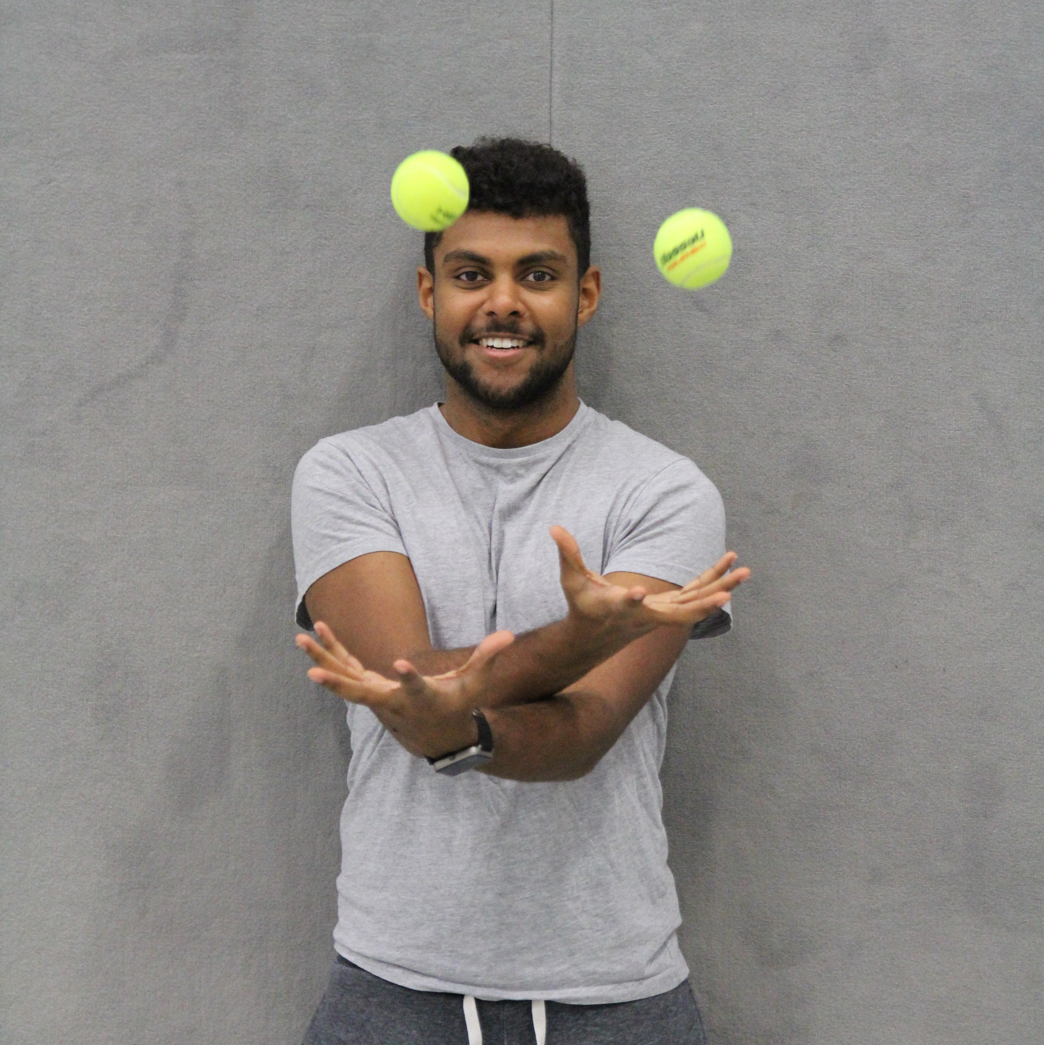 Person mit Tennisbällen