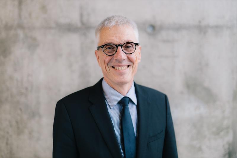 Portrait of Dr. Stephan Becker.