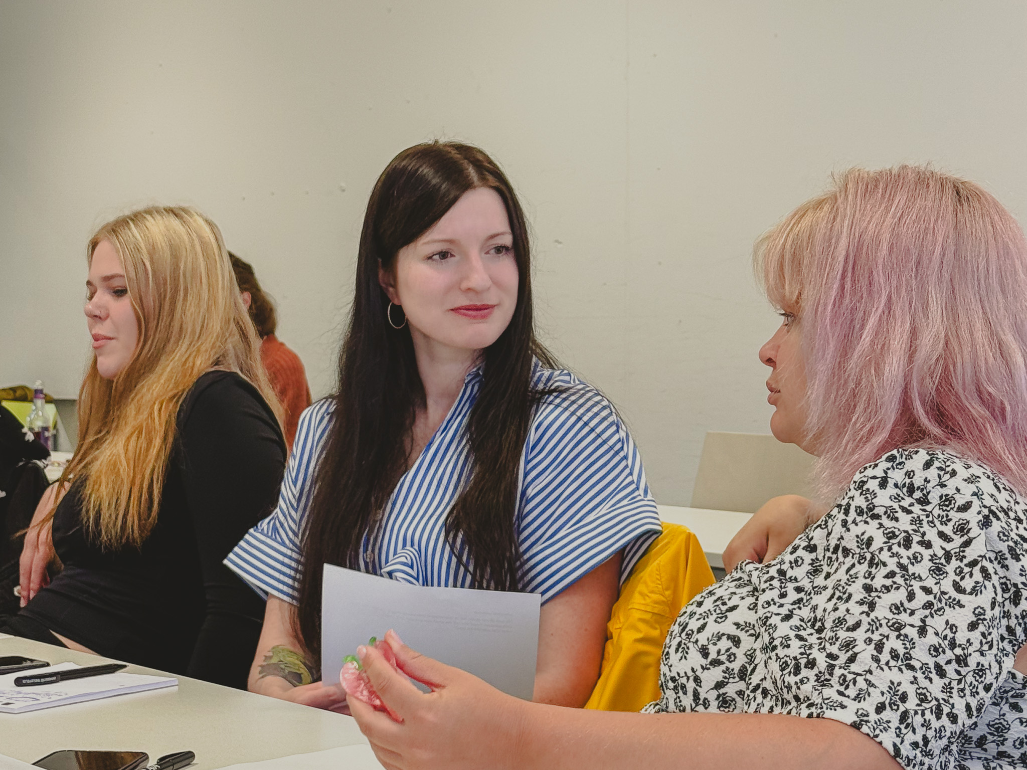 Studierende und Lehrende beim Erasmus+ Blended Intensive Programs „Youth in Pictures – Exploring Young People's Visions of a Good Life through Image Analysis and Biographical Research“