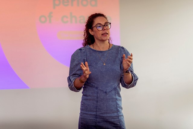 Isabell Witt während eines Vortrags
