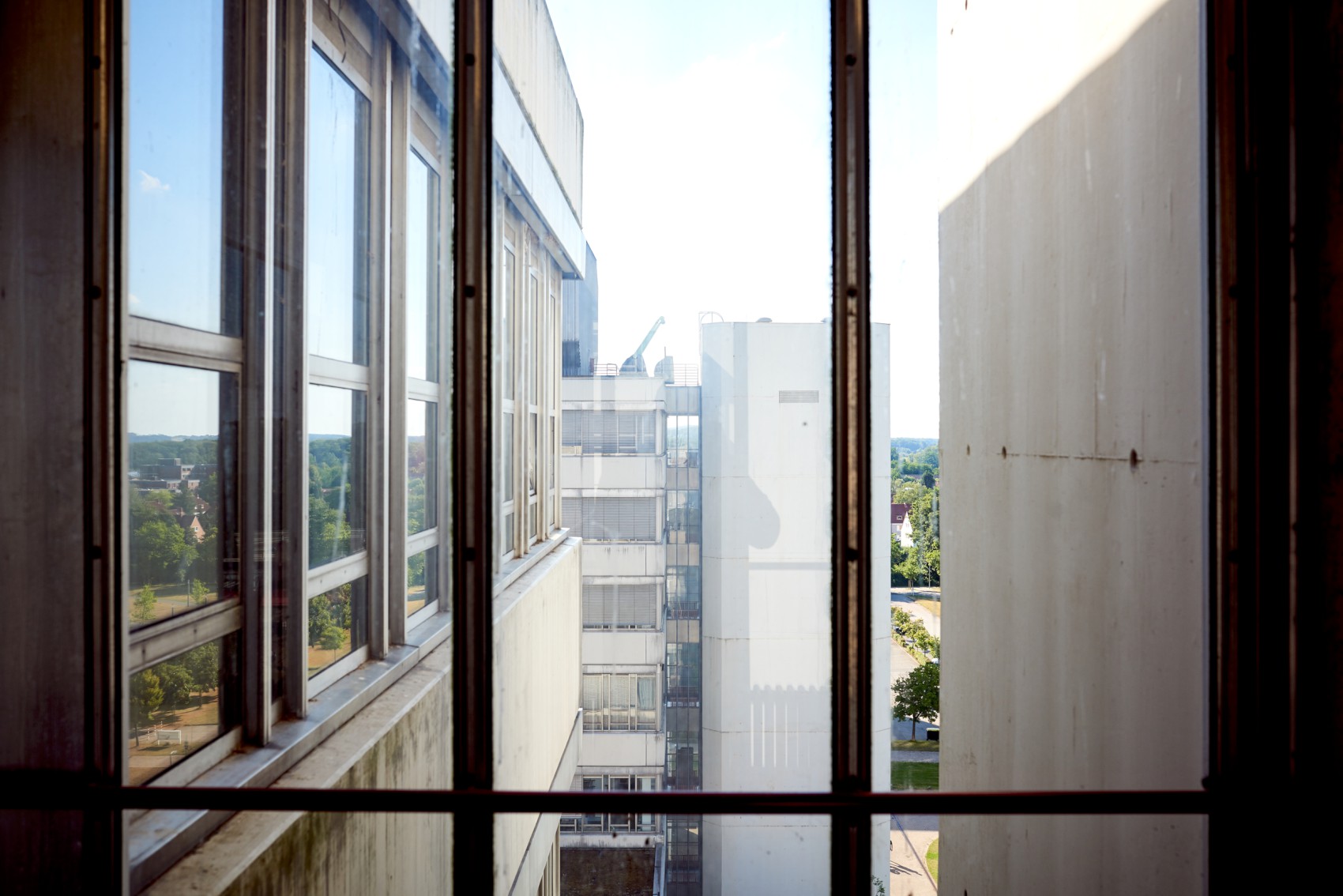 Blick aus dem Fenster des Uni-Hauptgebäudes zum  gegenüberliegenden Gebäude
