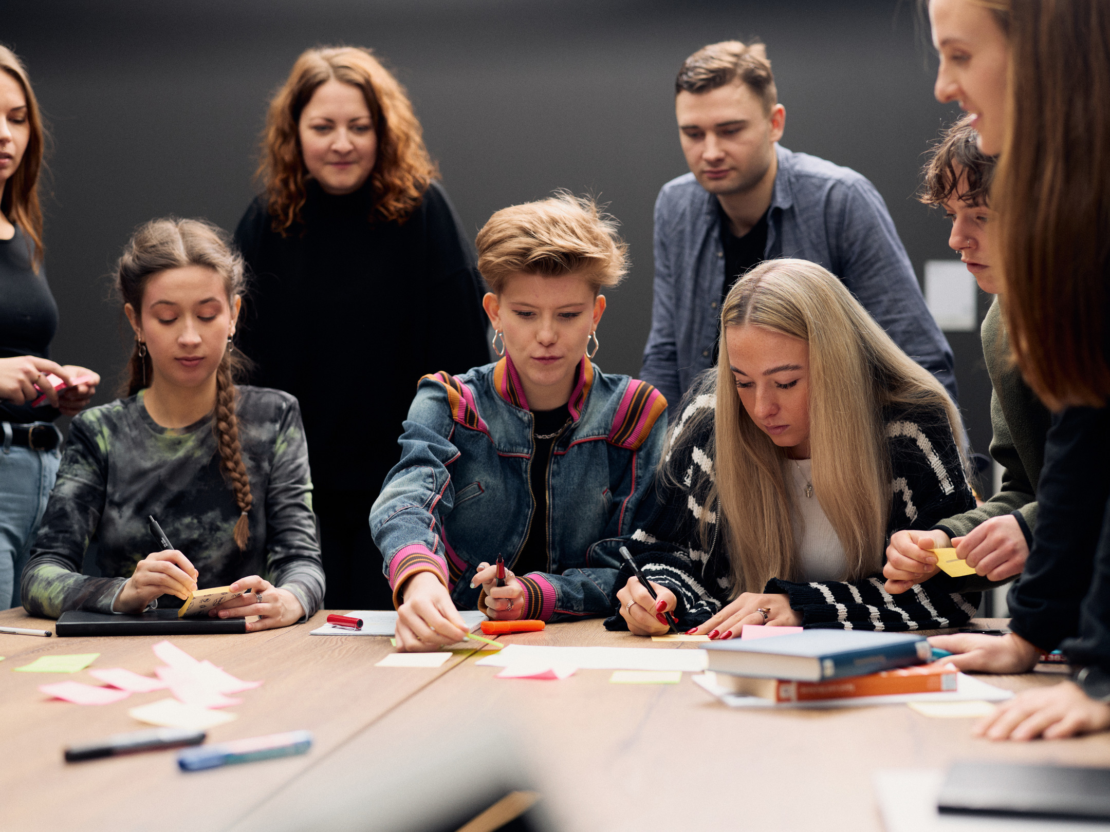 Studierende bei Gruppenarbeit