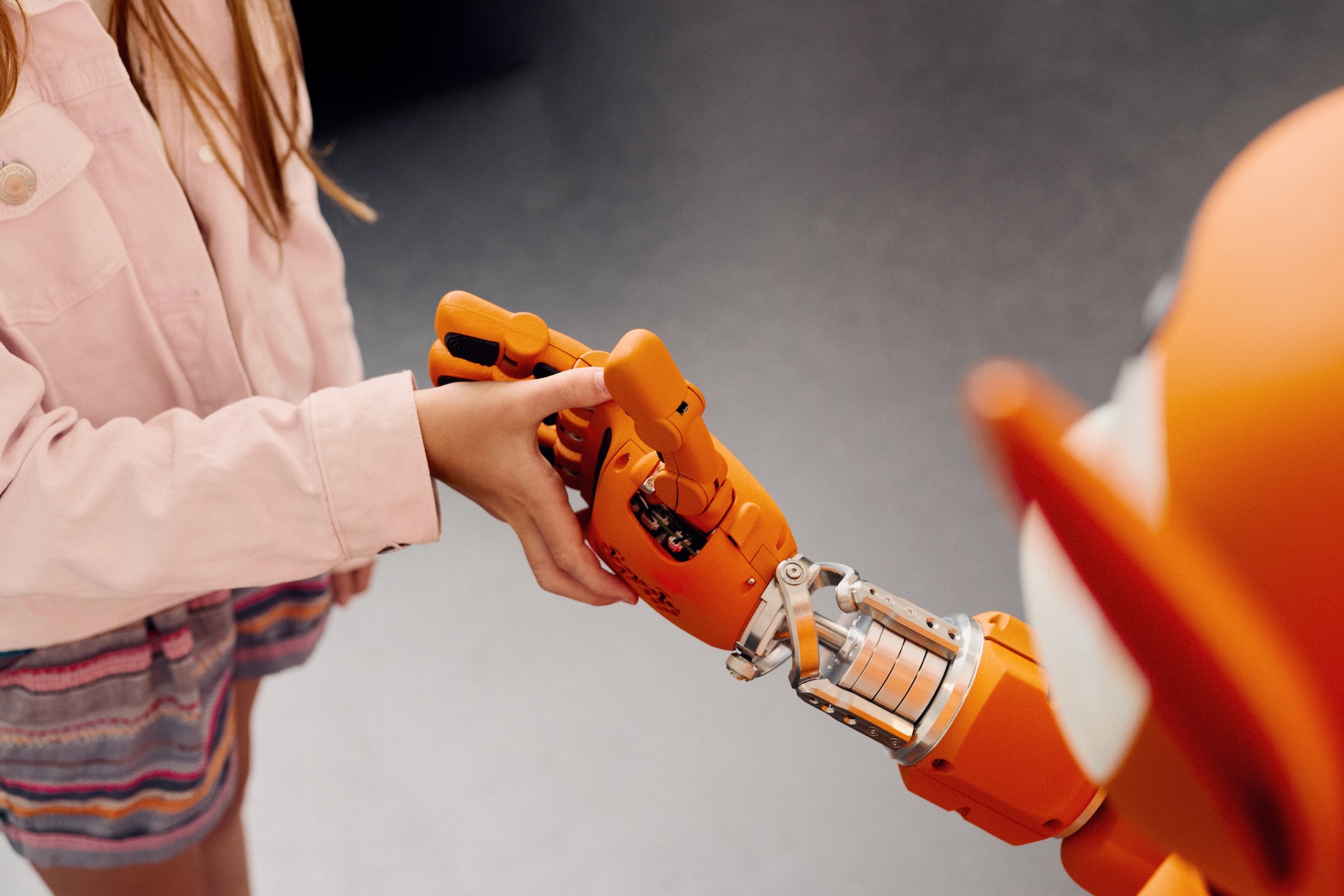 Miroka schüttelt eine Hand