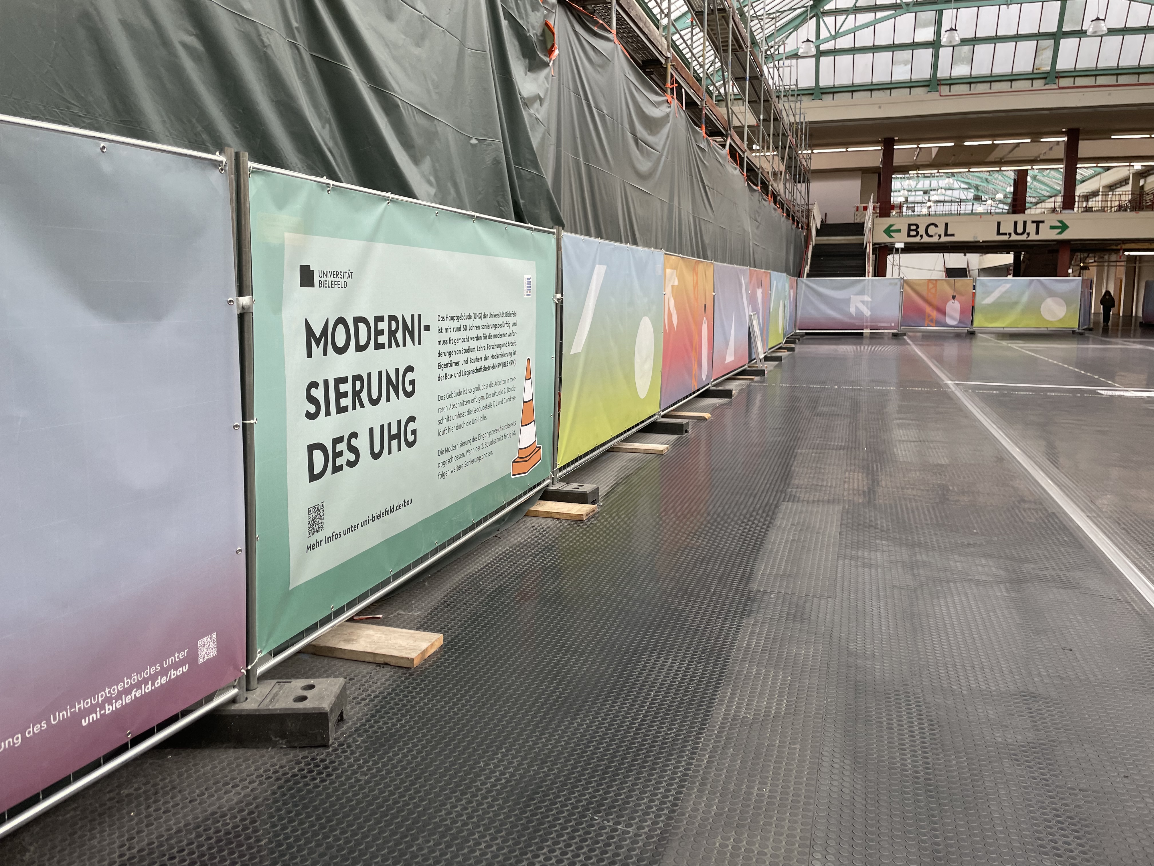 Bauzaunbanner in der Unihalle