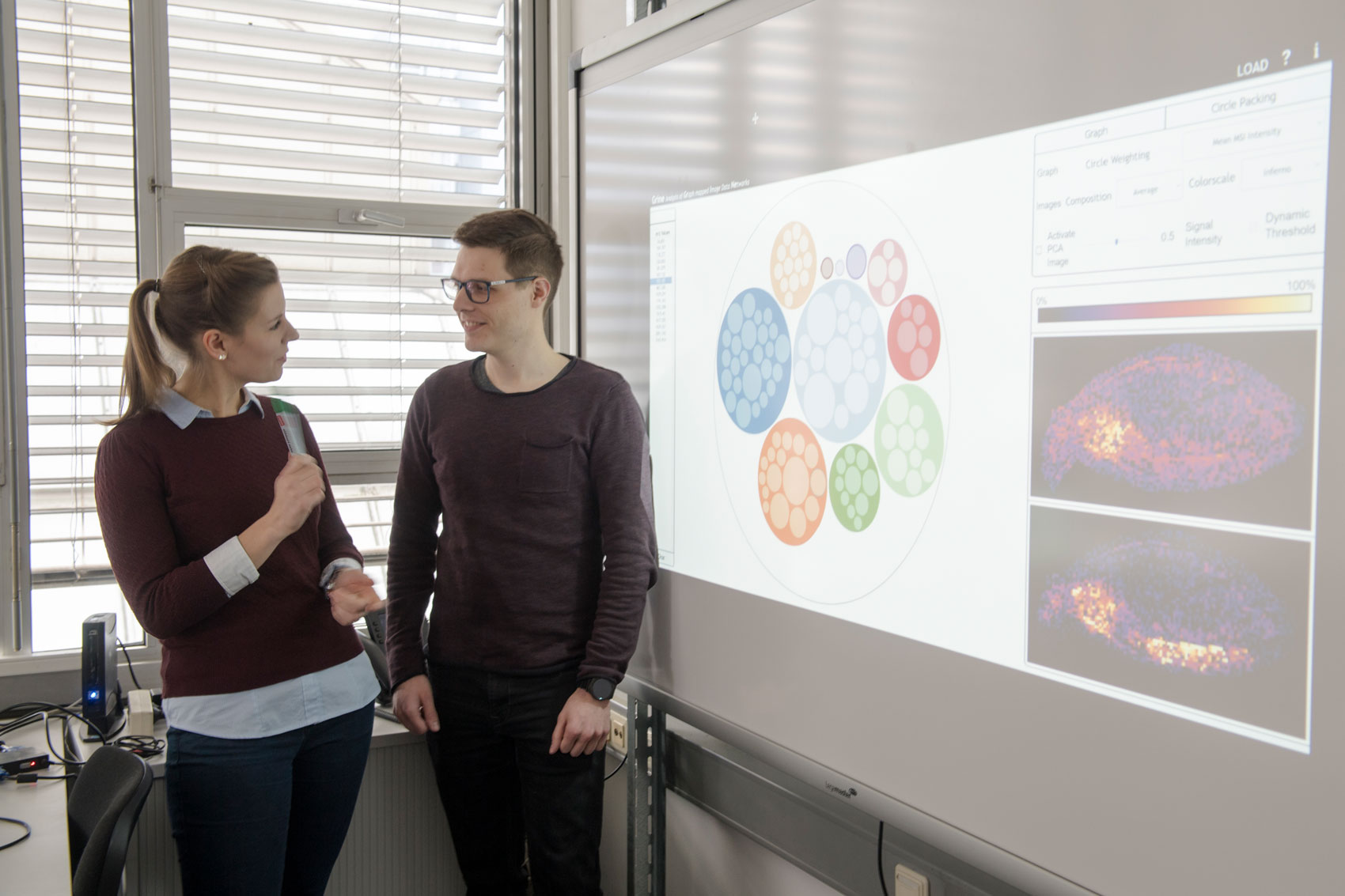 Kind und Roboter spielen zusammen