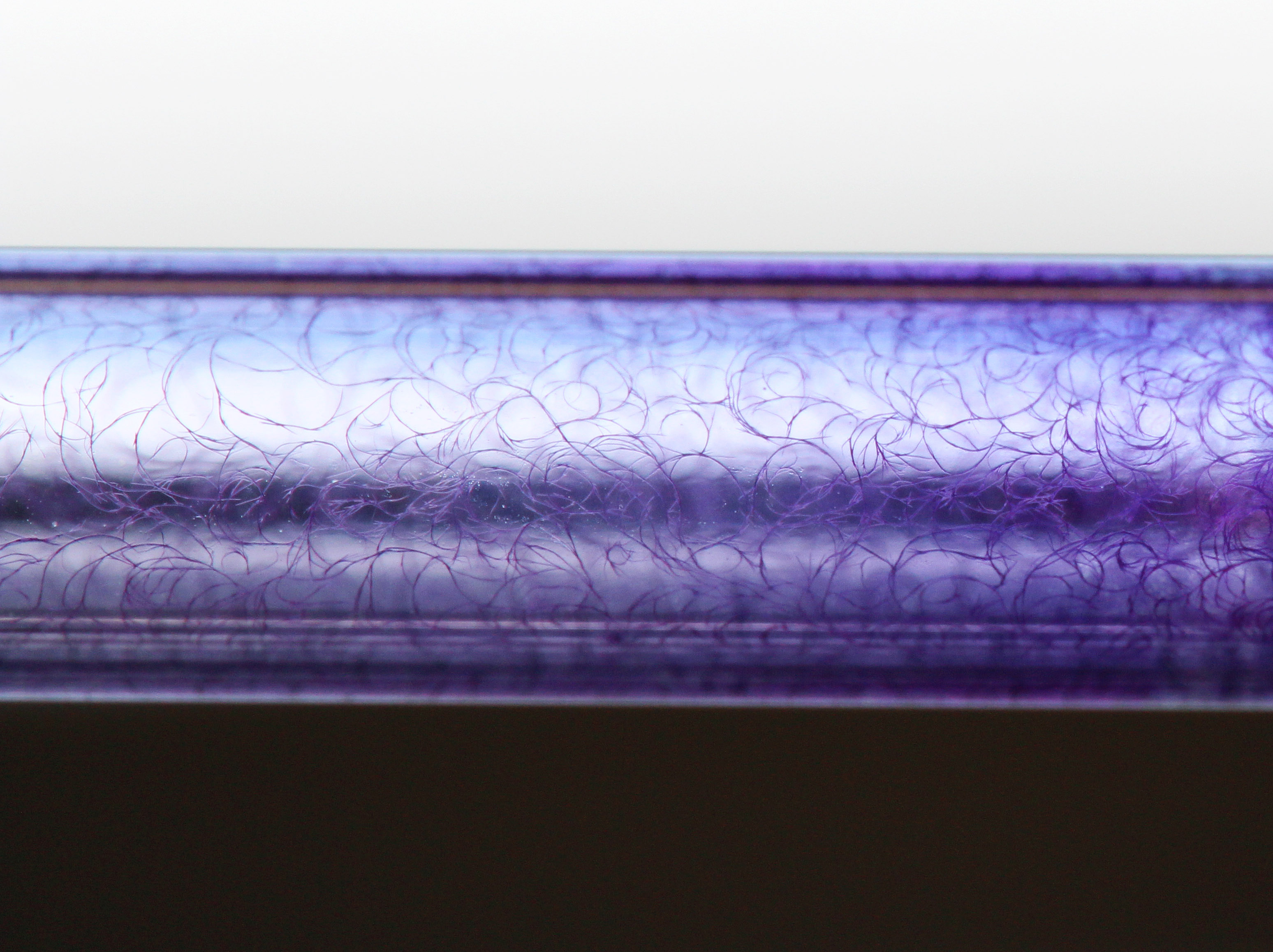 NMR-Röhrchen mit violettem Muster