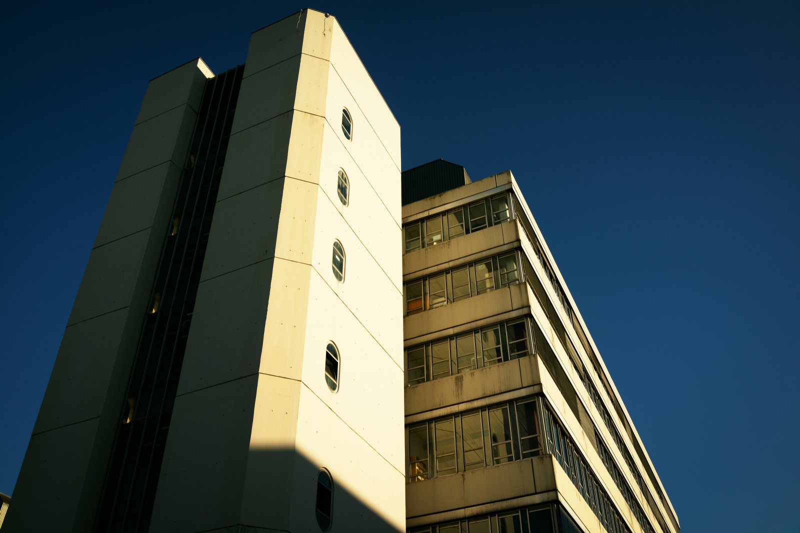 Bildefelder Universitätsgebäude vor blauem Himmel