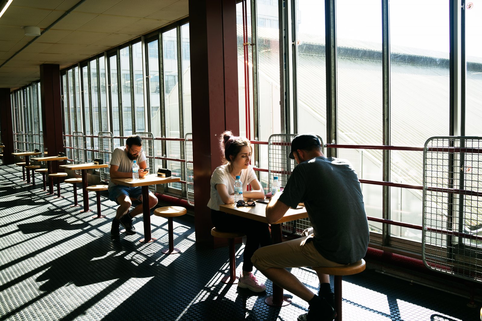 Zwei Studierende unterhalten sich an einem Tisch