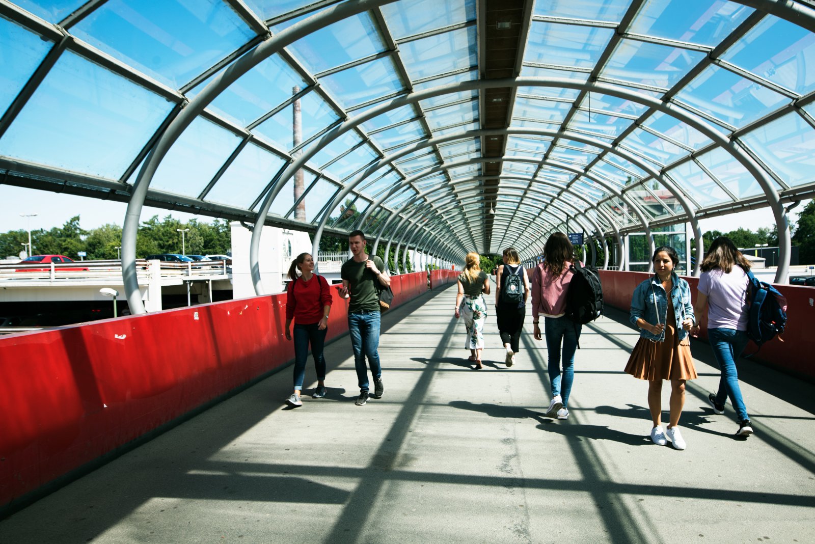 Studierende auf der Brcke vor dem Hauptgebude der Universitt.