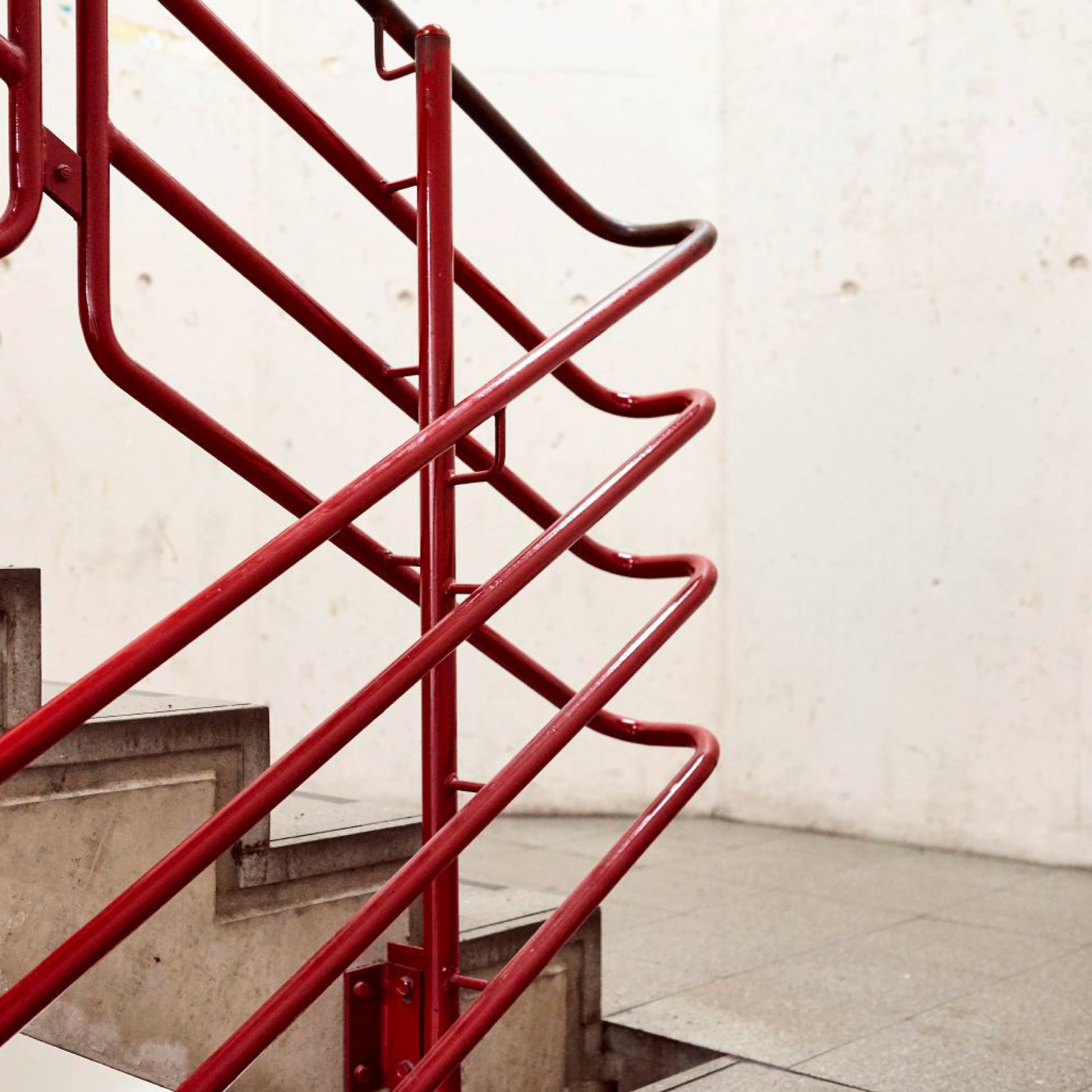 Rotes Treppengeländer im Treppenhaus. 