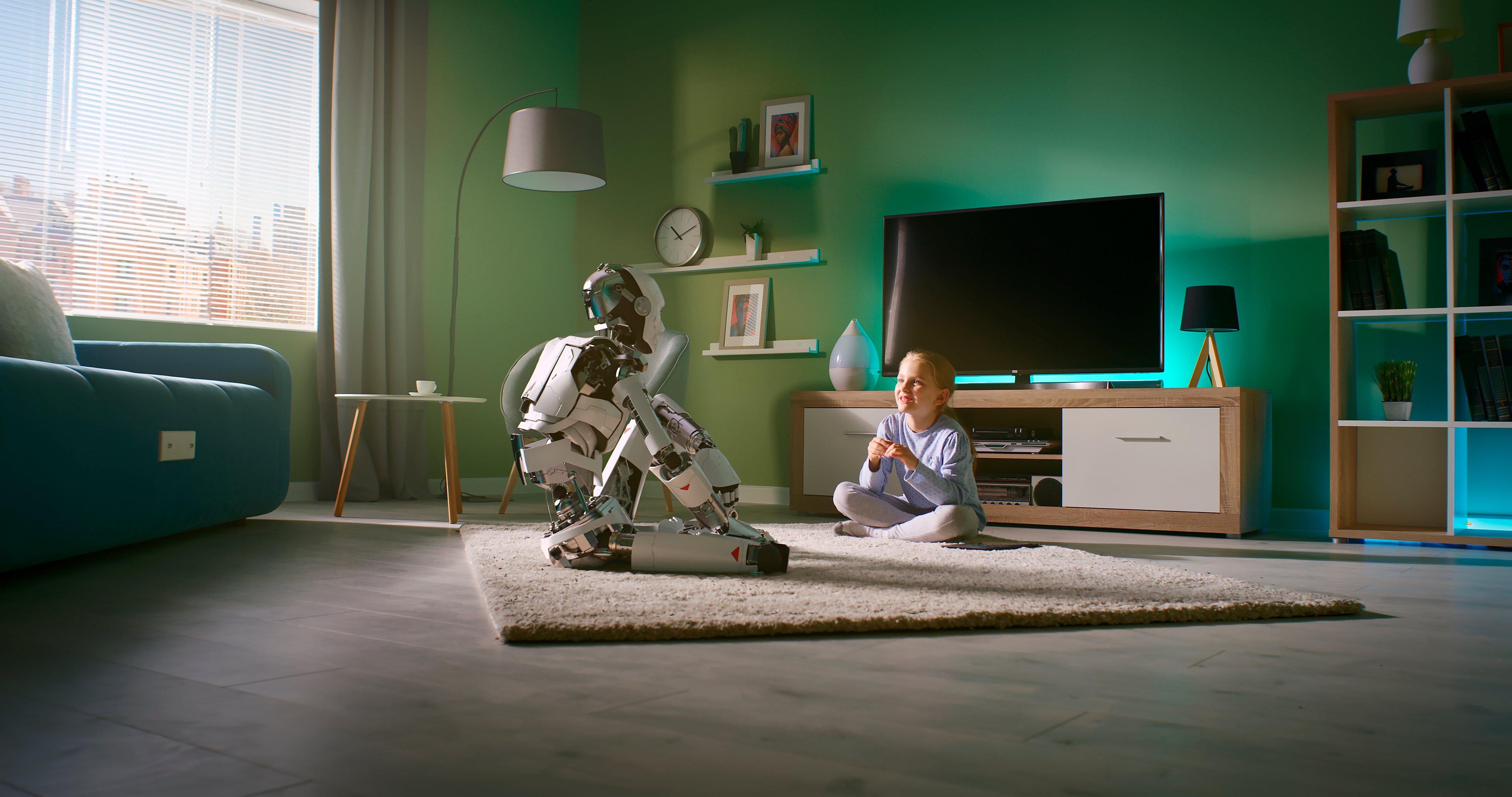 Zoom auf ein Mädchen, das auf einem Teppich in der Nähe eines Fernsehers sitzt und sich mit einem Androiden unterhält