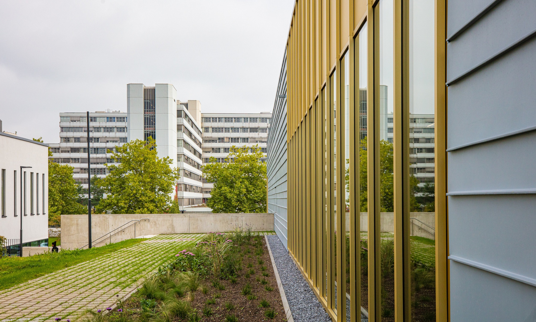 Im Vordergrund ist das neue Hörsaalgebäude zu sehen, im Hintergrund das Hauptgebäude der Universität.