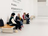 Studierende im Haupteingang der Uni