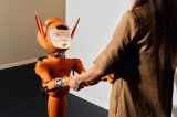 Eine Frau interagiert mit einem Roboter