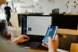 Bürosituation, zwei Menschen sitzen sich gegenüber mit Tablet