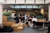 Studierende bei Gruppenarbeit