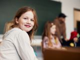 Mädchen im Klassenraum