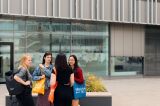 Studierende mit NEOLAiA-Beuteln auf dem Campus der Universität Bielefeld