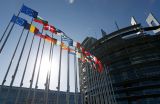 Fahnen europäischer Staaten vor Gebäude