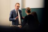 Vor einem Hörsaal der Universität Bielefeld