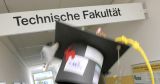 Vier Forscher*innen sitzen am Tisch und unterhalten sich, Tasse im Vordergrund
