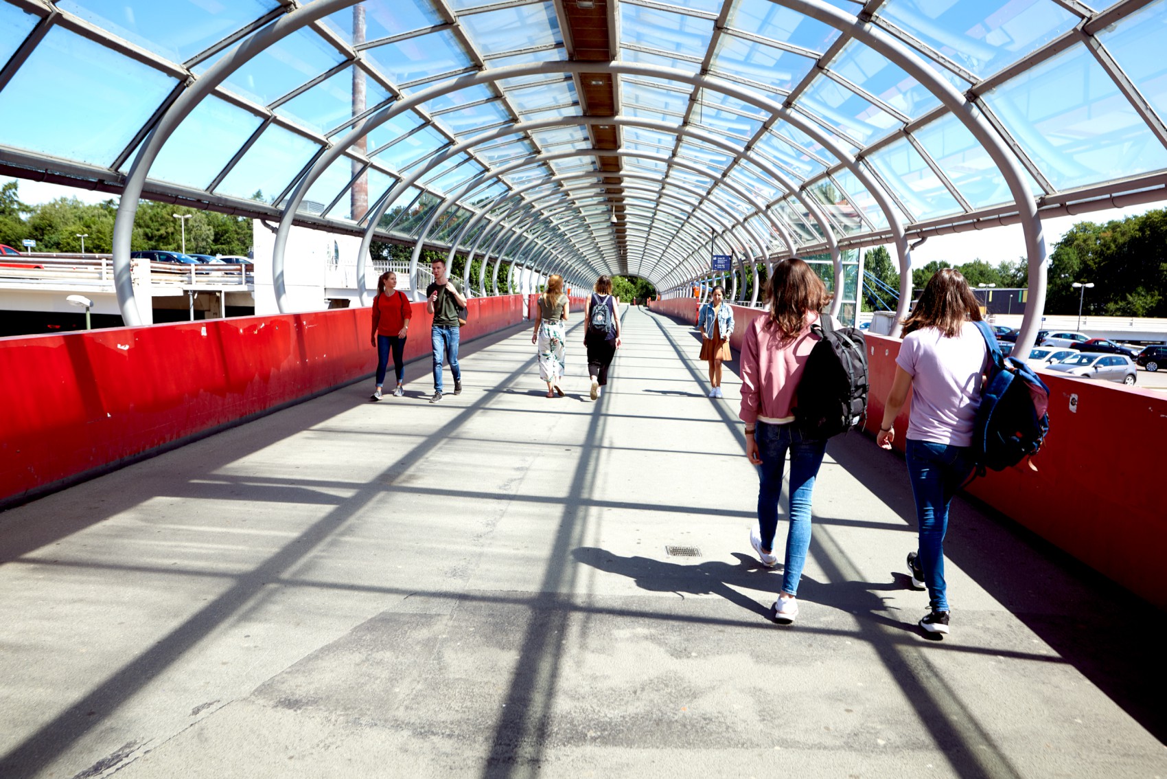 Studierende auf der Brücke vor dem Hauptgebäude