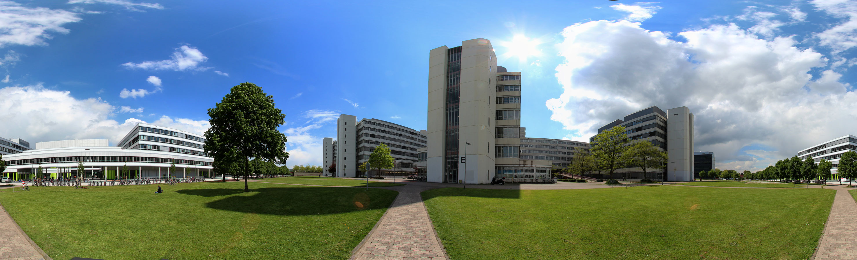 X und Hauptgebäude in der Sonne