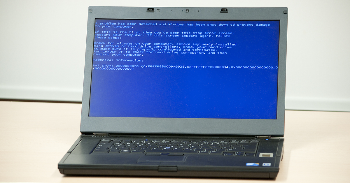 Laptop mit Fehlermeldung und Bluescreen