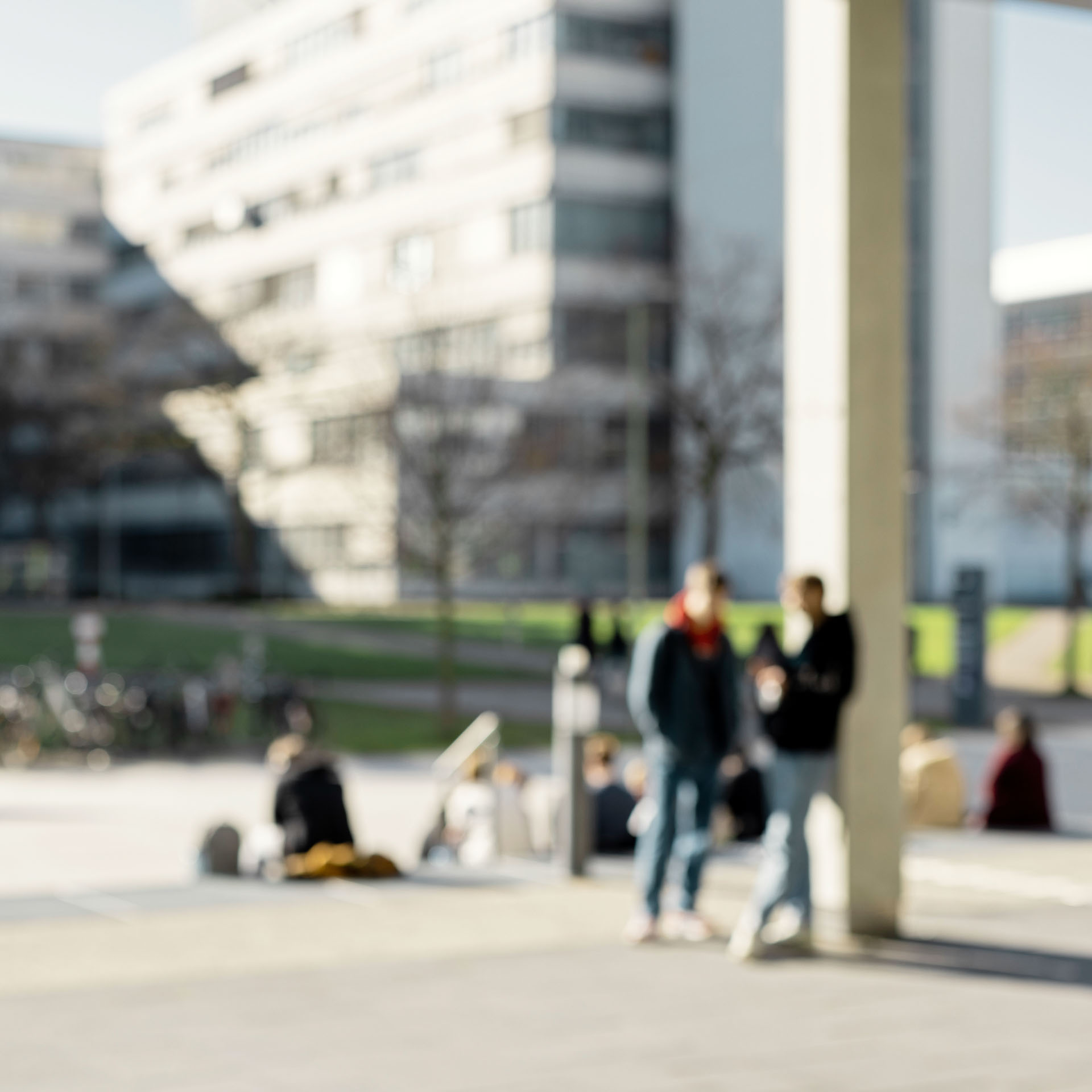 People lingering on Bielefeld University campus