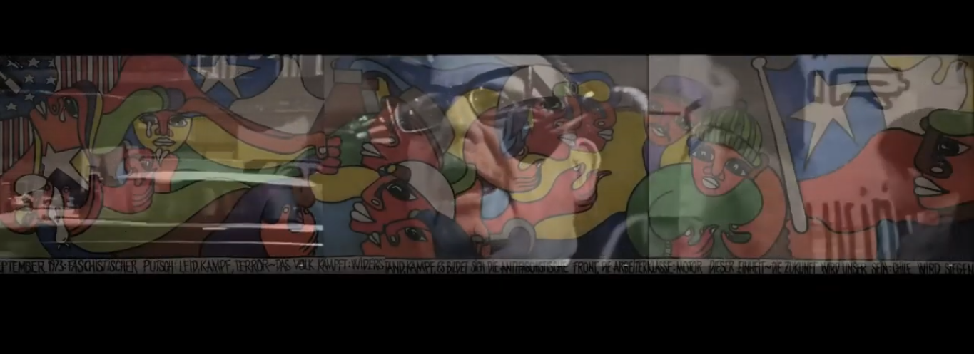 Screenshot aus dem Film Buscando Díalogo. Eine Rede Pinochets geht über in das Chile Mural, das in der Universität Bielefeld gemalt wurde.