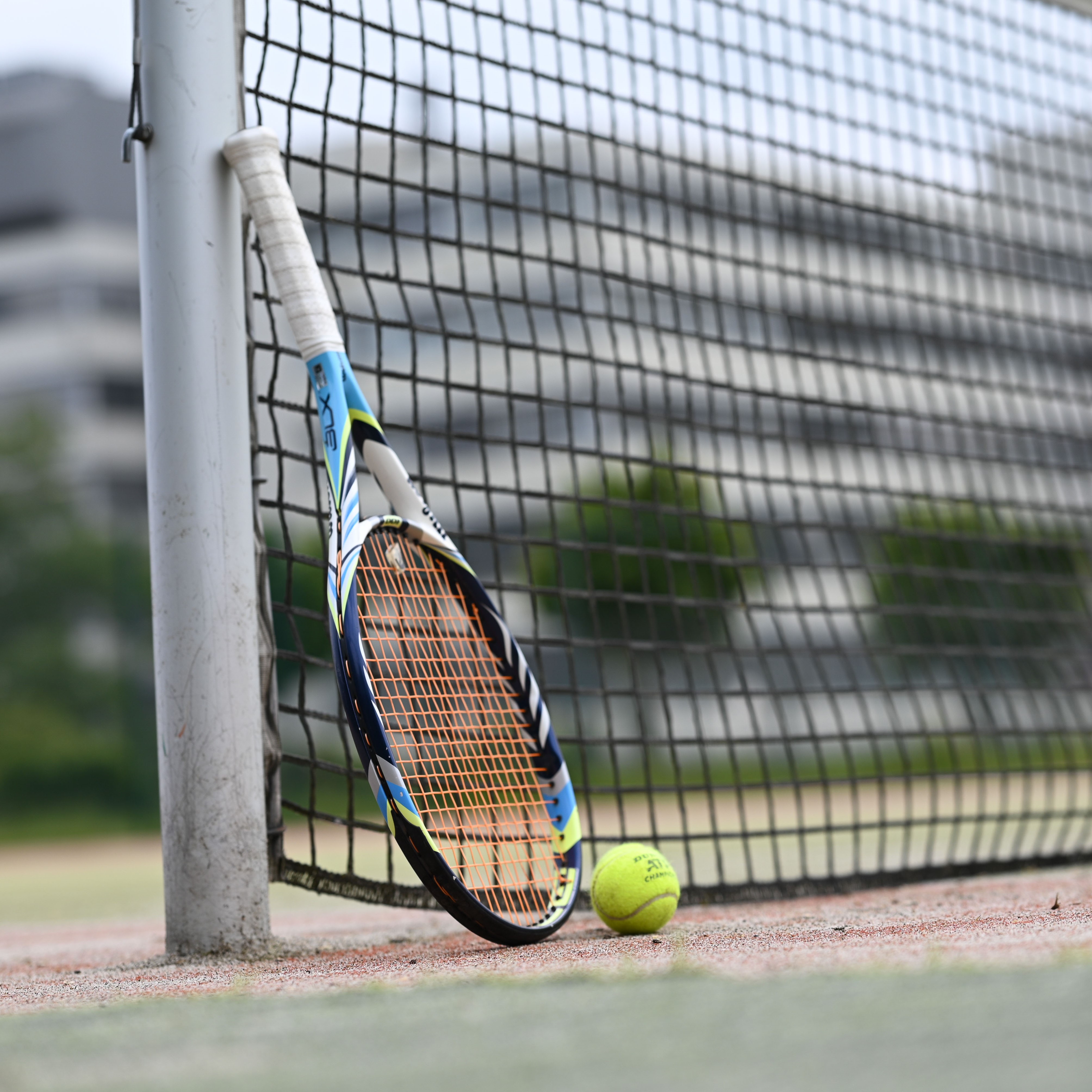 Bild von Tennisschläger mit Tennisbällen