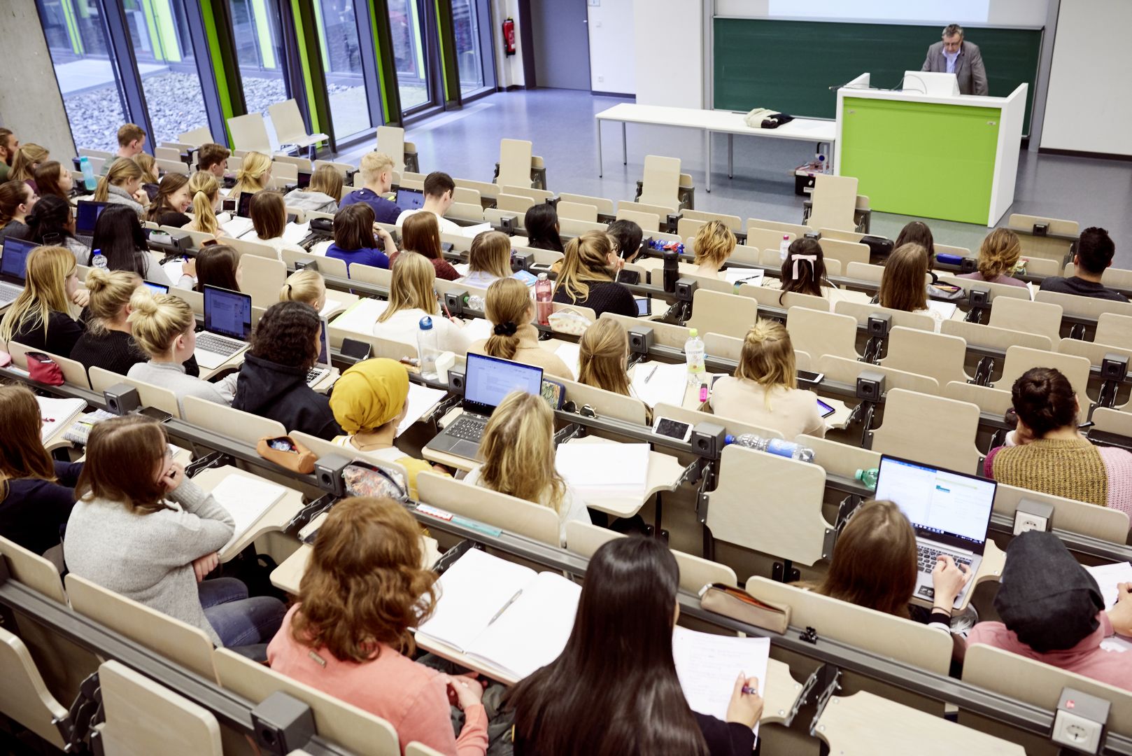 Aufnahme eines Hrsaals, in dem Studierende sitzen