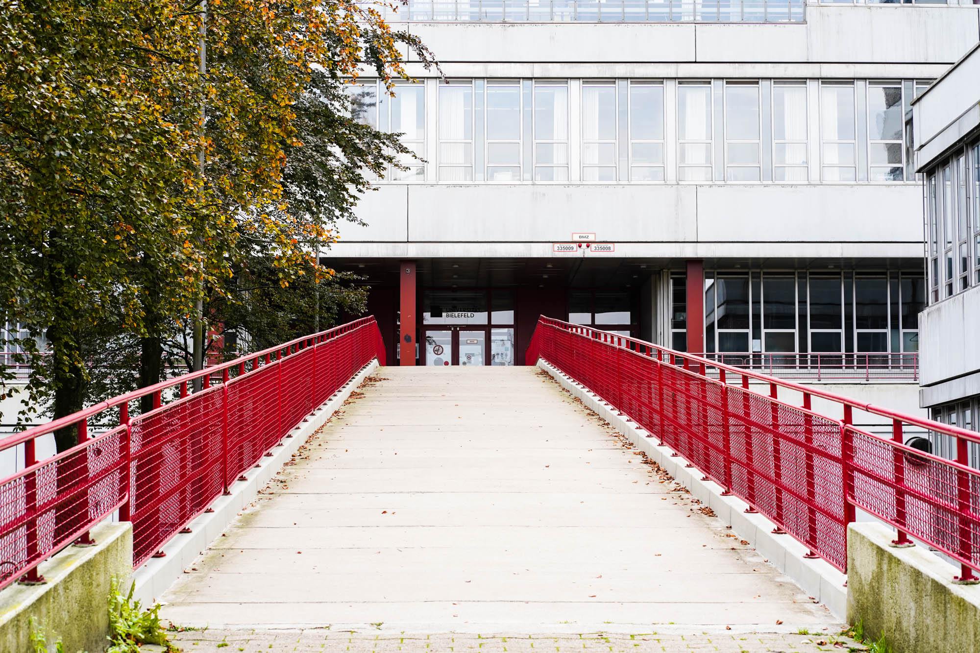 Eingangsrampe zur Universität