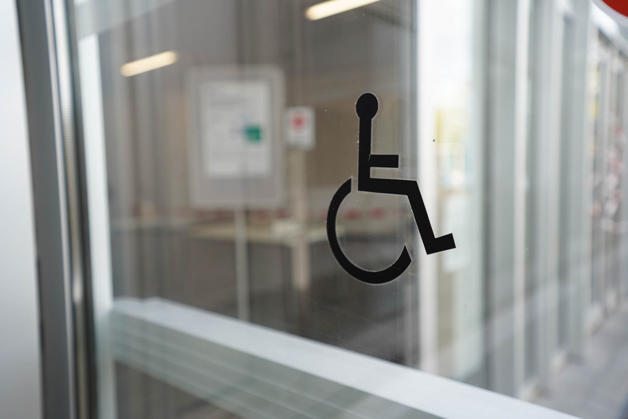 Rollstuhlzeichen auf Glastür