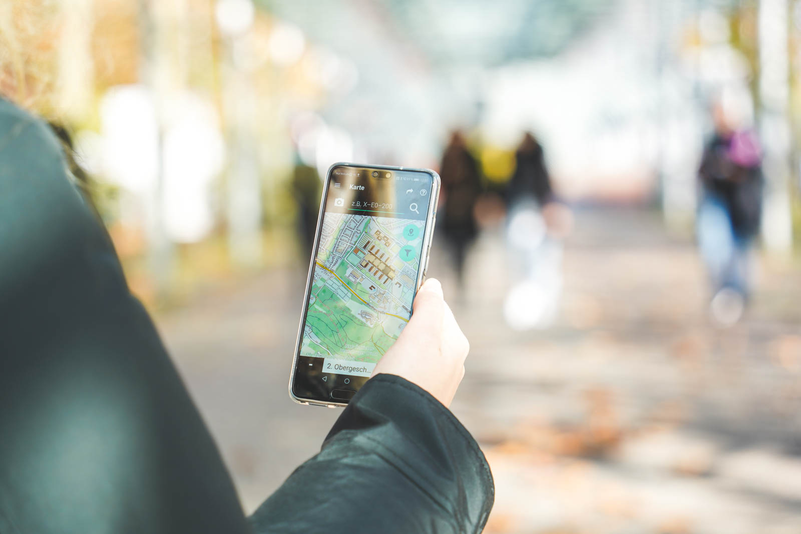 Blick auf ein Smartphone mit Orientierungskarte der UniMaps App