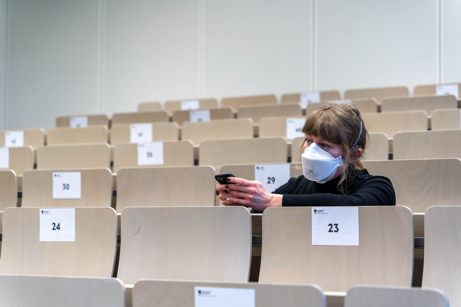 Studierende im Hörsaal mit Implantat